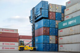 Hyster cung cấp sản phẩm xe nâng công rỗng chạy điện cho khách hàng tại Rotterdam