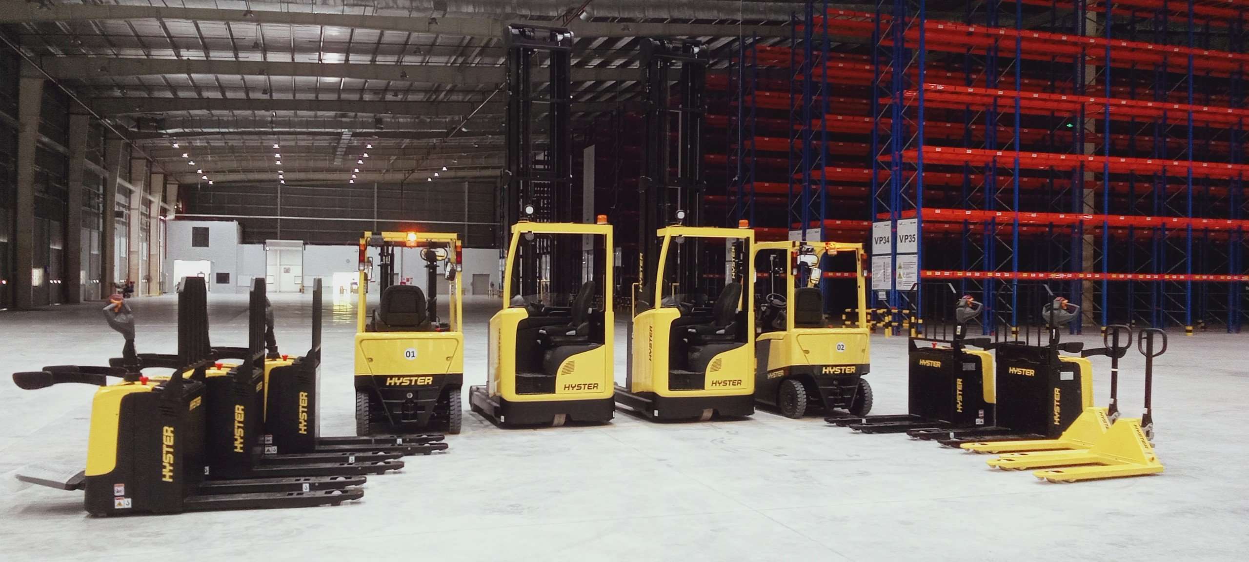 xe-nang-trong-nha-kho