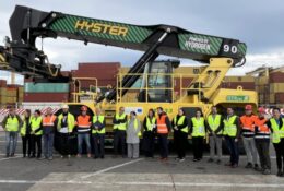 Xe nâng reach stacker Hyster nhiên liệu hydro chạy thử công khai tại cảng Valencia