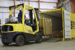 Phân biệt xe nâng hoạt động trong container với xe nâng tiêu chuẩn