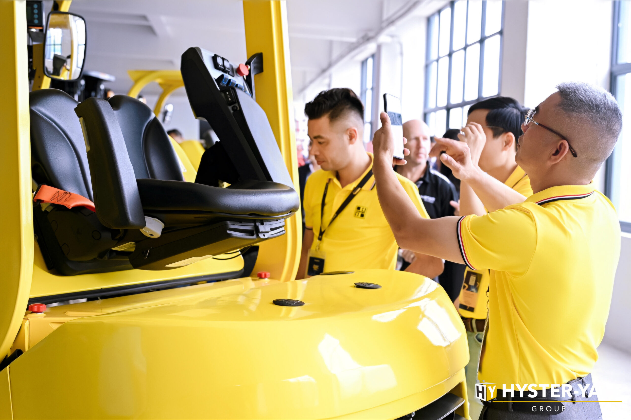 Đội ngũ Hyster Việt Nam tham khảo mẫu xe nâng XTLG 