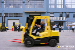 Xe nâng điện hoạt động ngoài trời – Giải pháp từ Hyster