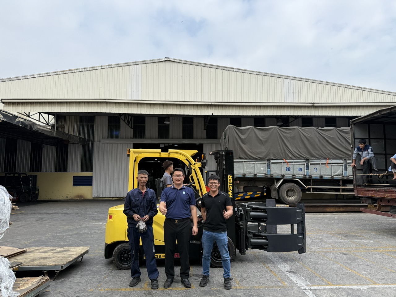 bàn giao cho khách hàng xe nâng điện Hyster J3.5UT lắp kẹp cuộn giấy