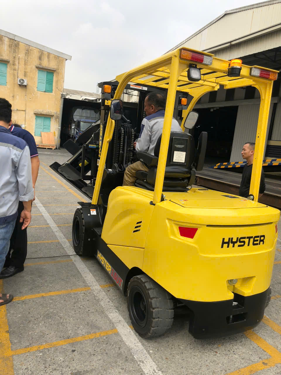 xe nâng điện lắp kẹp cuộn giấy nhỏ gọn linh hoạt, xe nâng điện Hyster nhỏ gọn