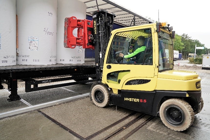 xe nâng điện Hyster, xe nâng điện Hyster lắp kẹp cuộn giấy, xe nâng điện gắn kẹp giấy, xe nâng điện lắp kẹp tròn