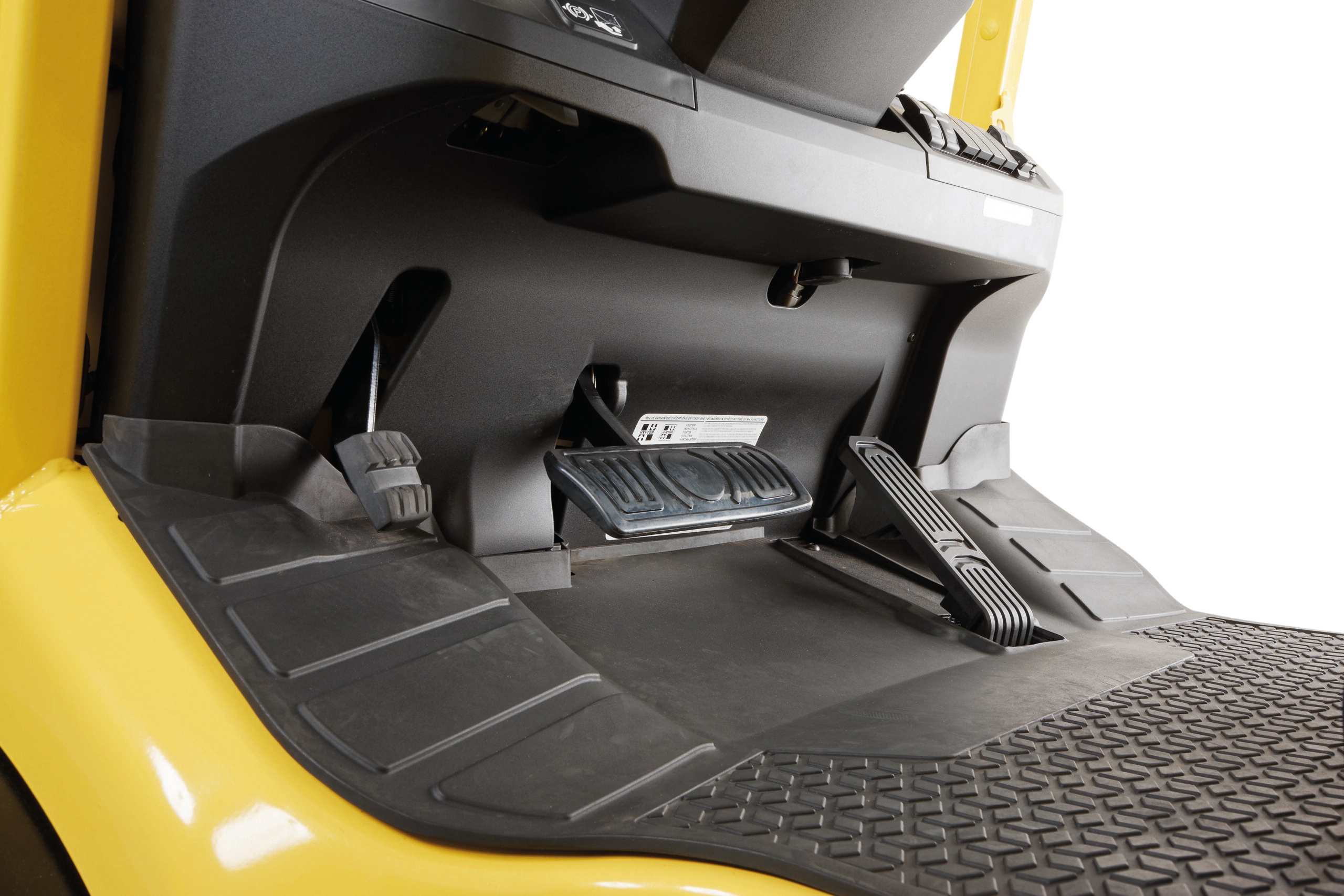 Khoang để chân xe nâng rộng 