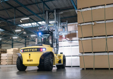 Xe nâng điện Hyster J10-18XD đạt Giải Bạc Best in Biz Awards